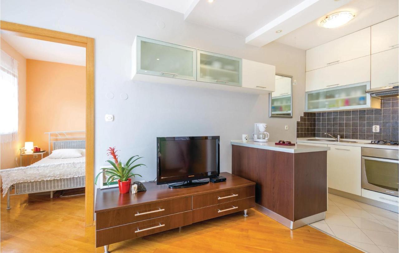 1 Bedroom Amazing Apartment In 리예카 외부 사진